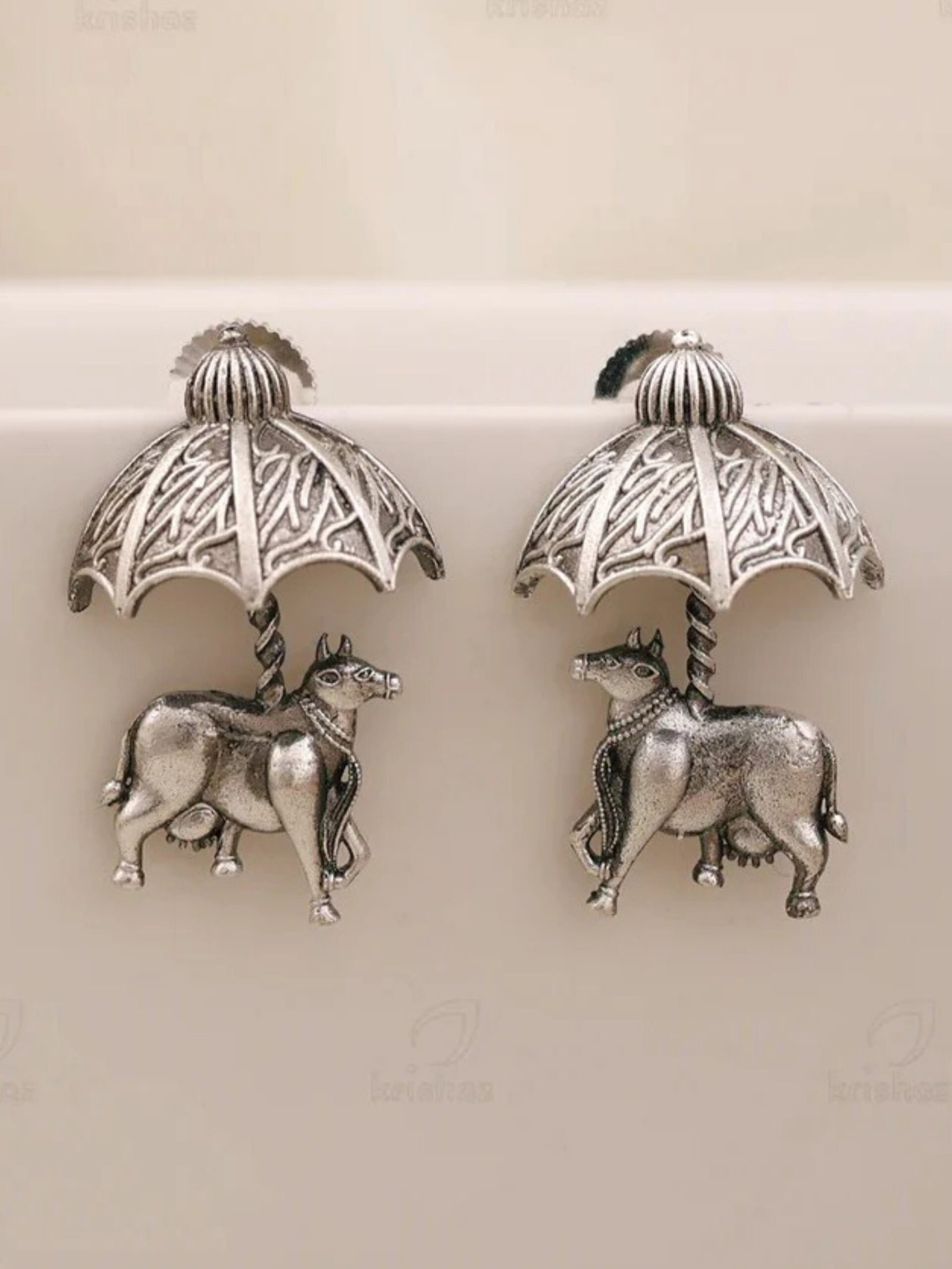 A simple and elegant light weight earring