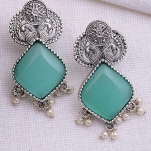 A divine combination of silver and Monalisa green stone dangler earring
