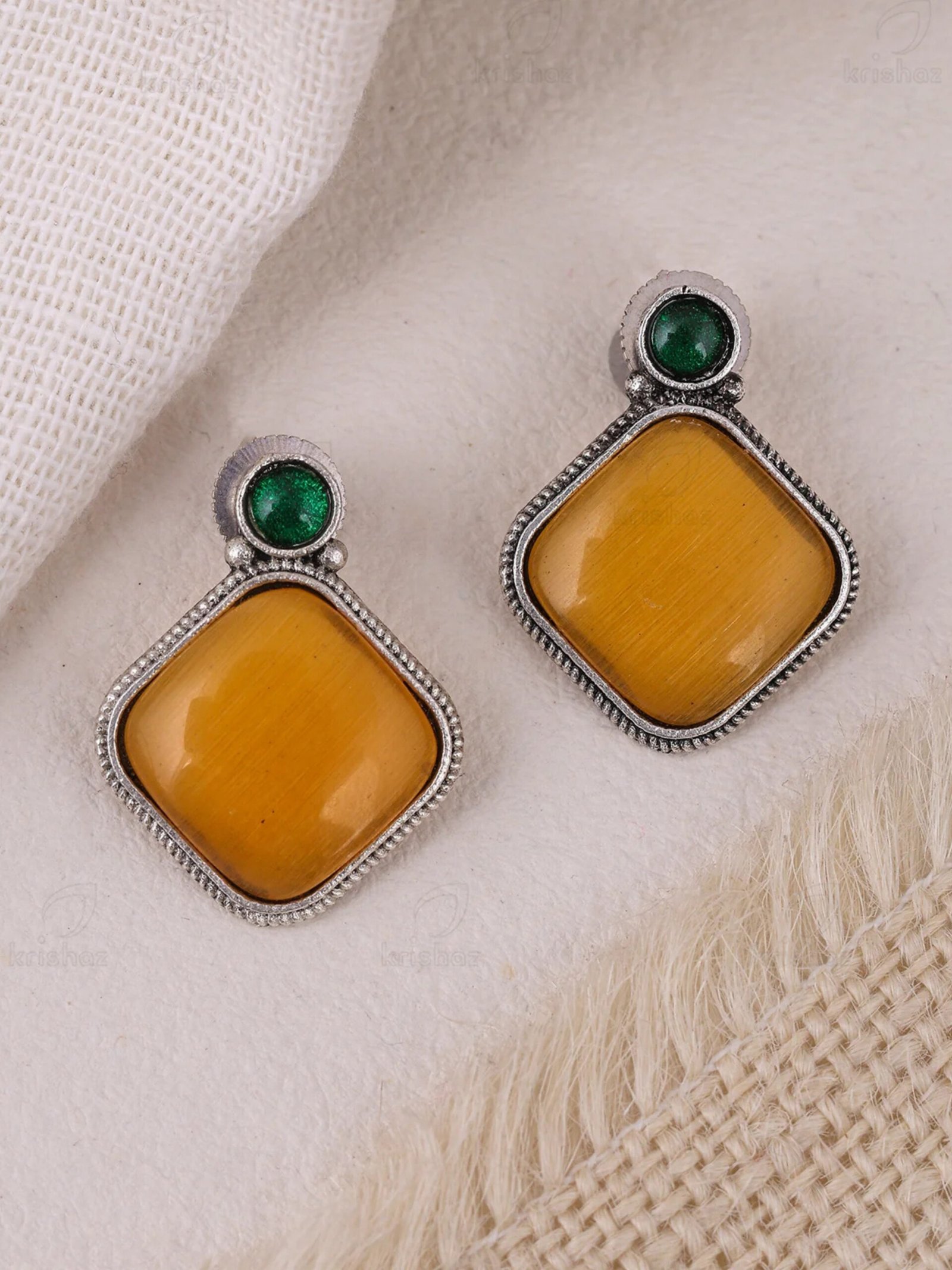 Simple and elegant stone stud