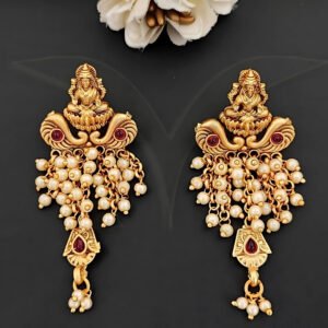 Matte gold white pearls hanger earrings